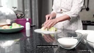 Luxury Girl gets her pussy filled with American pie in the kitchen