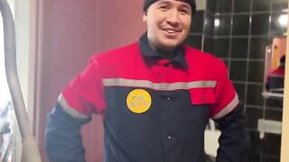 The girl was unfaithful to her husband at a locksmith's place