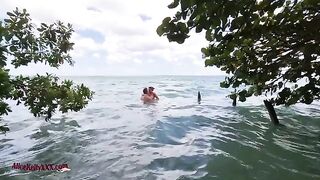 Babe from the beach has an amazing sex in the water