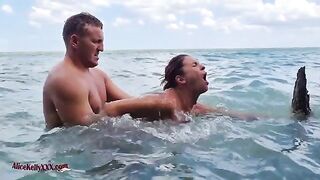 Babe from the beach has an amazing sex in the water