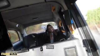 Jayla De Angelis uses her gloves to please the cabbie