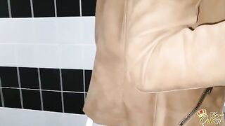 A guy fucked a girl with a big ass in the toilet for money