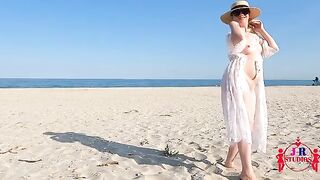 A couple has sex on the beach and shows their big ass