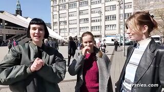 Hot lesbians have a three way with each other’s pussies