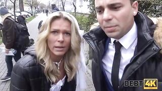 The blonde is about to get married, but has sex with a collector