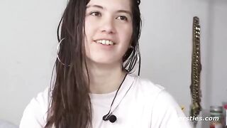 Babe from America has sex with her fingers in the bathtub, showcasing natural beauty