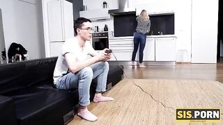 The brave guy fucked his stepsister without embarrassment