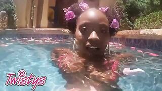 Elsie shakes big ass in thong while swimming in the pool