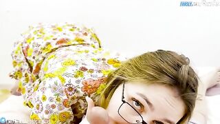 A stepmother helps her stepson with his difficulties, avoiding intimacy