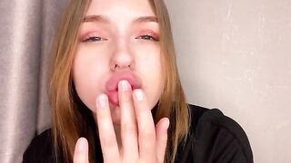 A juicy ass girl gets horny while being alone at home