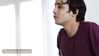 Anna Claire Clouds receives a warm welcome at her BF’s house