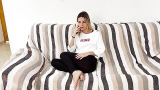 Biondina bored calls her friend to lick and get fucked, dialog in Italian