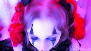 A kinky clown made a blowjob and got a facial