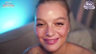 She replaced the gamepad with her pussy and got a cumshot