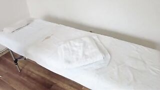 The masseur used his professional skills to please the 18yo girl