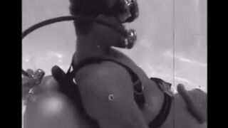 An aqualangist got a blowjob from a girl while she was diving