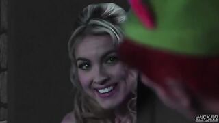 The hottest MILF Keira Nicole fucks Peter Pen on the bed