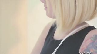 Tattooed teen indulges in solo masturbation with sexy glasses