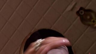 A beauty was bored and started to masturbate in the toilet, but it wasn’t enough