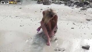A couple got acquainted and fucked on the beach with no privacy