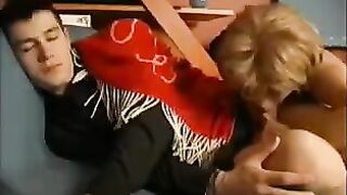 A mom woke her son up with a blowjob, what a hell!