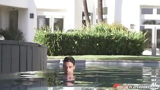 Babe has sex with boyfriend in the pool