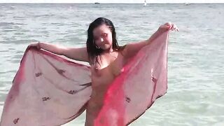 A hot girl takes a sea bath naked, exciting onlookers