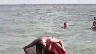 A hot girl takes a sea bath naked, exciting onlookers