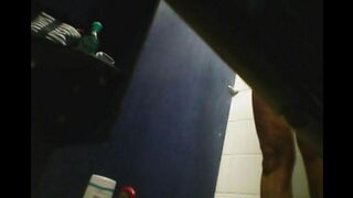 A girl has no shame and washes in the shower