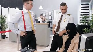 Robber tried to take money from the bank but he failed