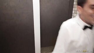 A round and juicy ass served to the waiter in a toilet
