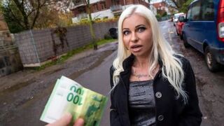 A pick-up guy fucked sexy blonde MILF on the street for money