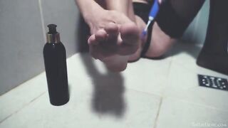 In the shower, a naked girl plays with her pussy with a toy