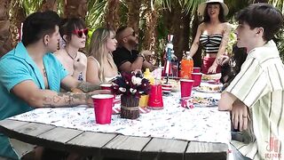 A master class in the art of public blowjob right in the street