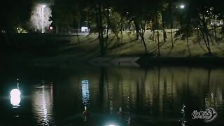 Babe agreed to have a quick sex in the city park at night
