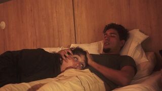 The guy didn’t expect sex, but the girl started to suck his dick in bed