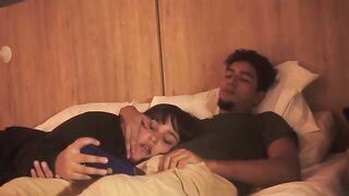 The guy didn’t expect sex, but the girl started to suck his dick in bed