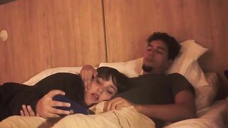 The guy didn’t expect sex, but the girl started to suck his dick in bed