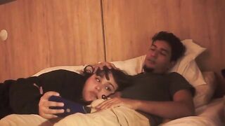 The guy didn’t expect sex, but the girl started to suck his dick in bed