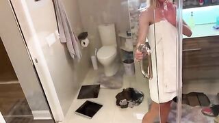 Two girls shared a cock in a steamy homemade threesome sex