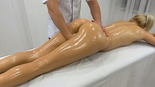 The masseur couldn’t withstand and finished in the mouth of an incredible client